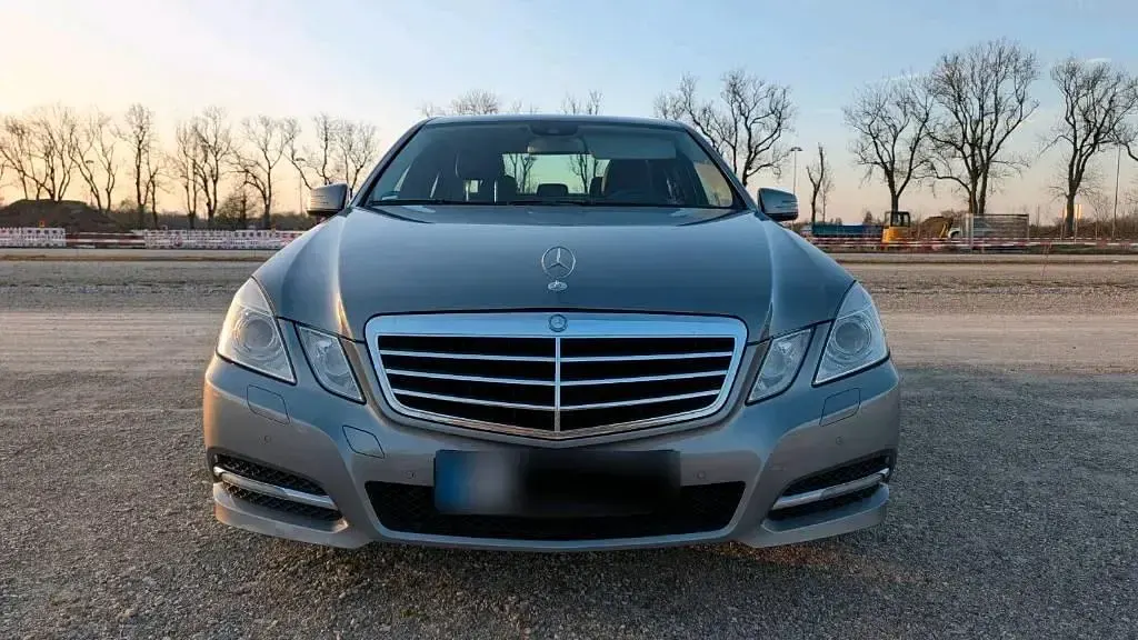 Gebraucht Mercedes E220 Avantgarde 170 PS (125 kW) 2012 Grau Limousine