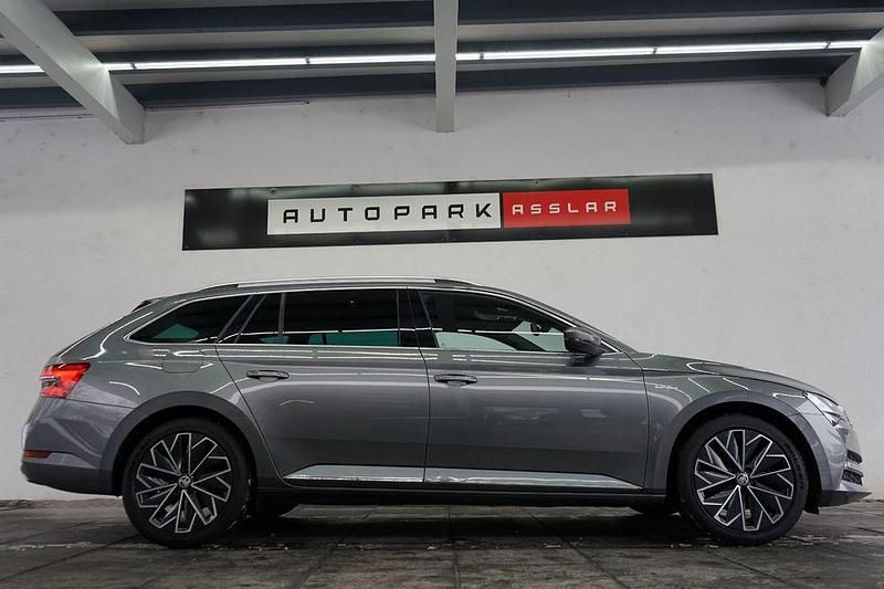 Grau Gebraucht 2023 Skoda Superb Business Line Kombi | 24.880 € - Bild 1/4