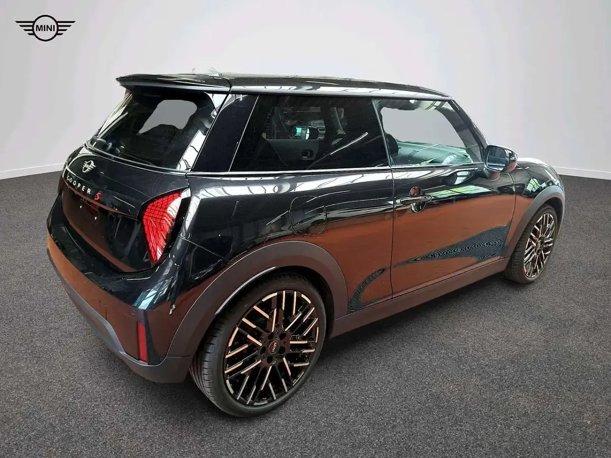 Second-hand Mini Cooper S Favoured 204 CP (150 kW) 2025 Negru Hatchback