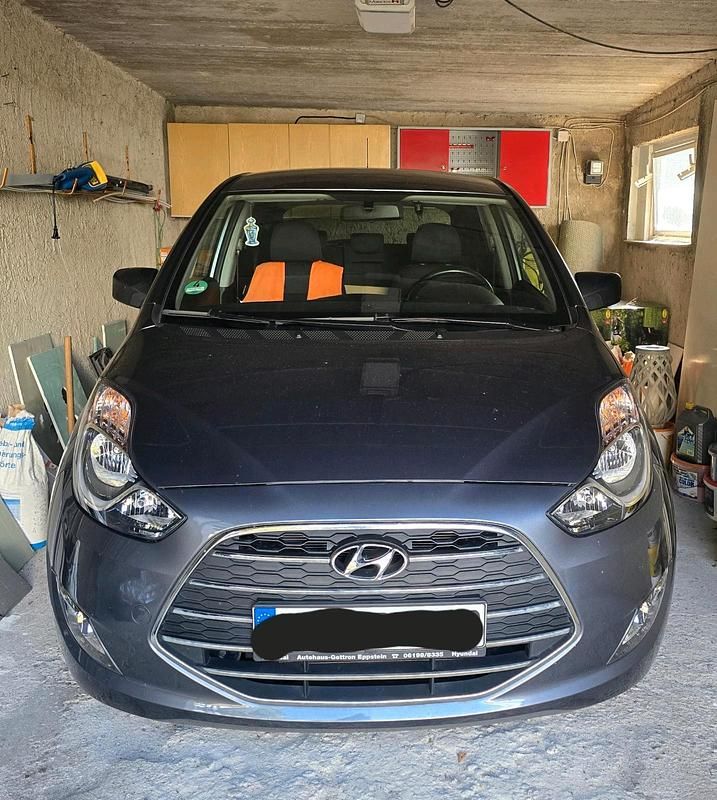 Grau Gebraucht 2017 Hyundai ix20 Van / Kleinbus | 8.000 € (Guter Preis) - Bild 1/2