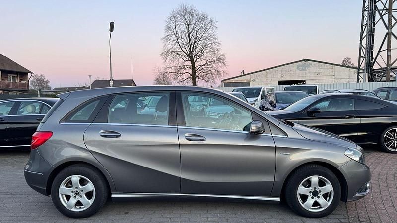 Gebraucht Mercedes B180 122 PS (89 kW) 2012 Grau Van / Kleinbus