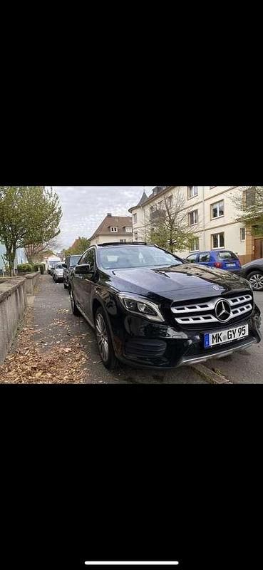 Schwarz Gebraucht 2018 Mercedes GLA180 Style SUV | 22.800 € - Bild 1/4
