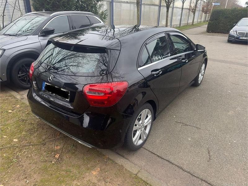 Schwarz Gebraucht 2016 Mercedes A200 Limousine | 11.400 € (Fairer Preis) - Bild 1/4
