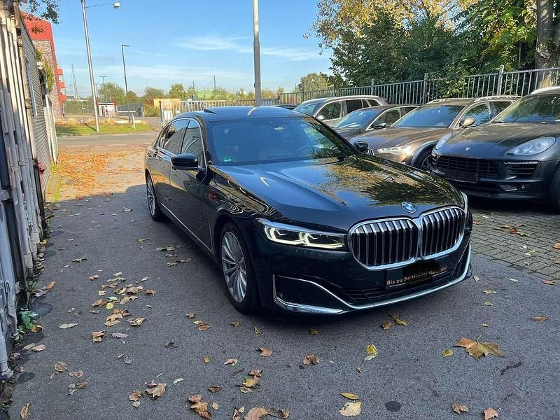 Black sapphire metallic Gebraucht 2020 BMW 730L Limousine | 43.400 € (Fairer Preis) - Bild 1/4