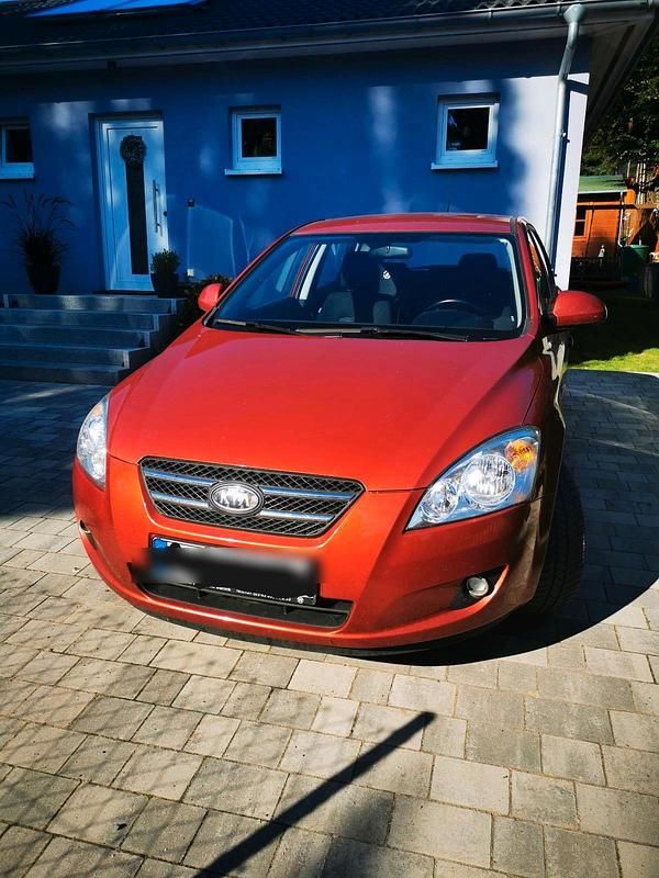 Rot Gebraucht 2009 Kia Ceed 2 Kleinwagen | 3.700 € (Guter Preis) - Bild 1/2