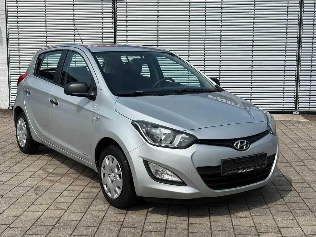 Gebraucht Hyundai i20 Trend 101 PS (74 kW) 2014 Silber Kleinwagen
