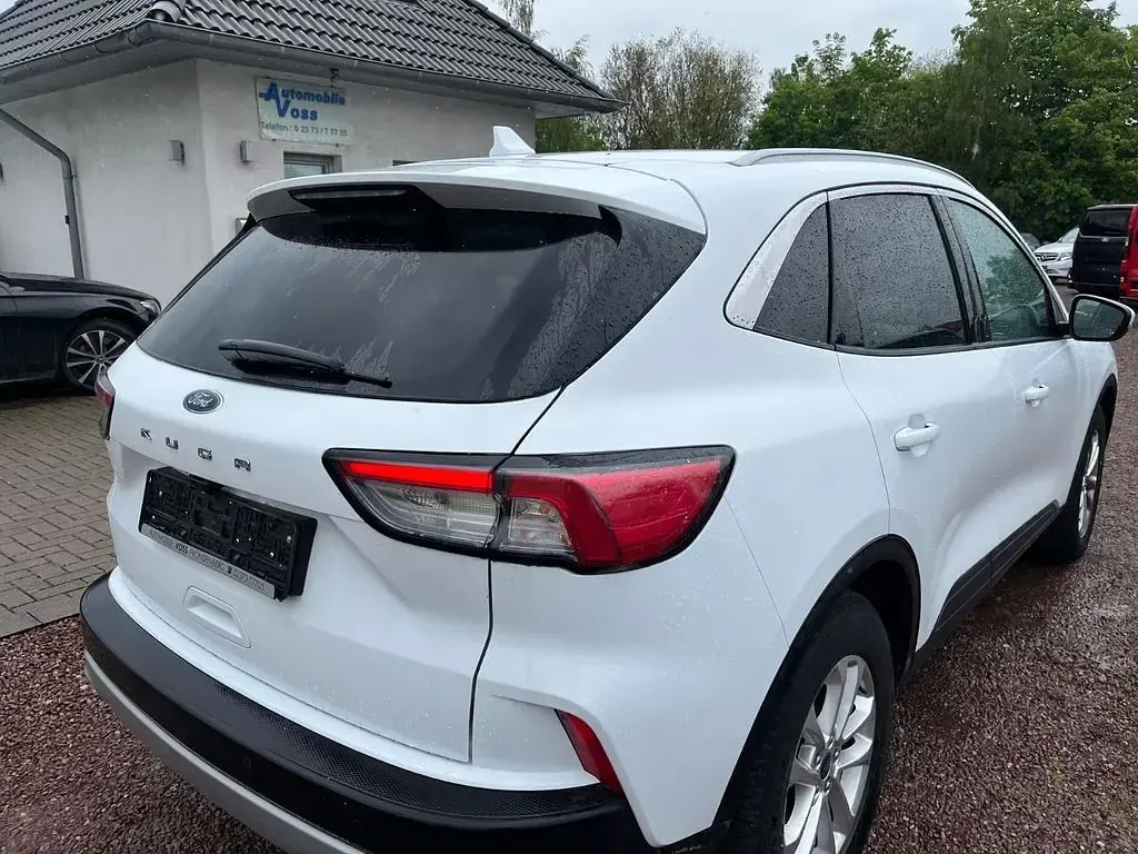 Gebraucht Ford Kuga Titanium 150 PS (110 kW) 2021 Weiß SUV