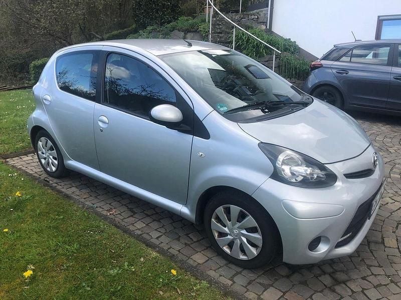 Gebraucht Toyota Aygo 68 PS (50 kW) 2014 Silber Kleinwagen