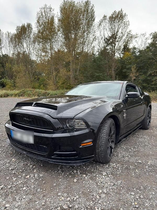 Schwarz Gebraucht 2012 Ford Mustang Premium Coupé | 14.499 € (Fairer Preis) - Bild 1/4