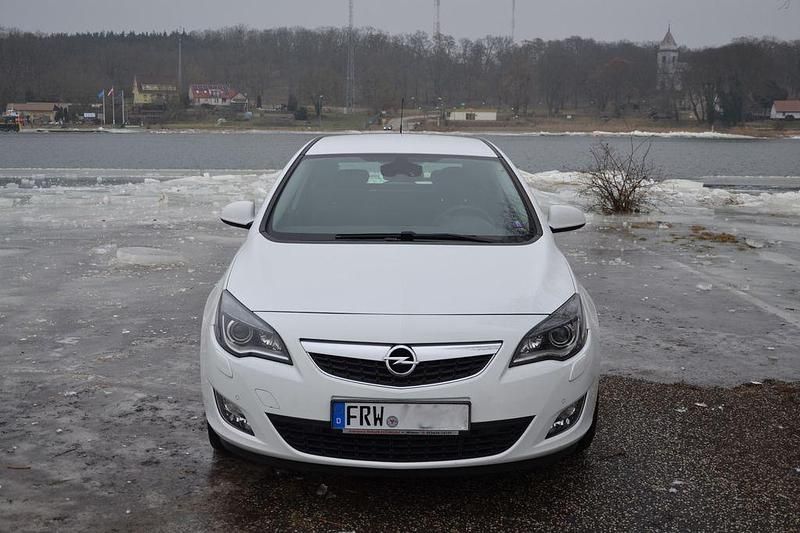 Gebraucht Opel Astra Cosmo 140 PS (102 kW) 2010 Weiß Limousine