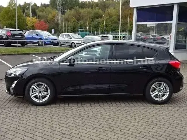 Używany Ford Focus Cool & Connect 125 KM (91 kW) 2021 Czarny Sedan/Limuzyna