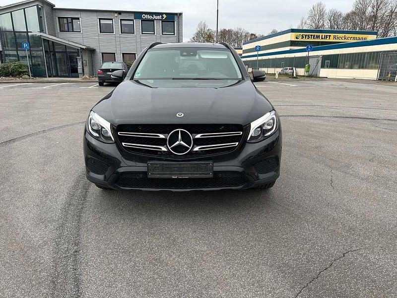 Schwarz Gebraucht 2017 Mercedes GLC250 SUV | 23.900 € (Guter Preis) - Bild 1/4