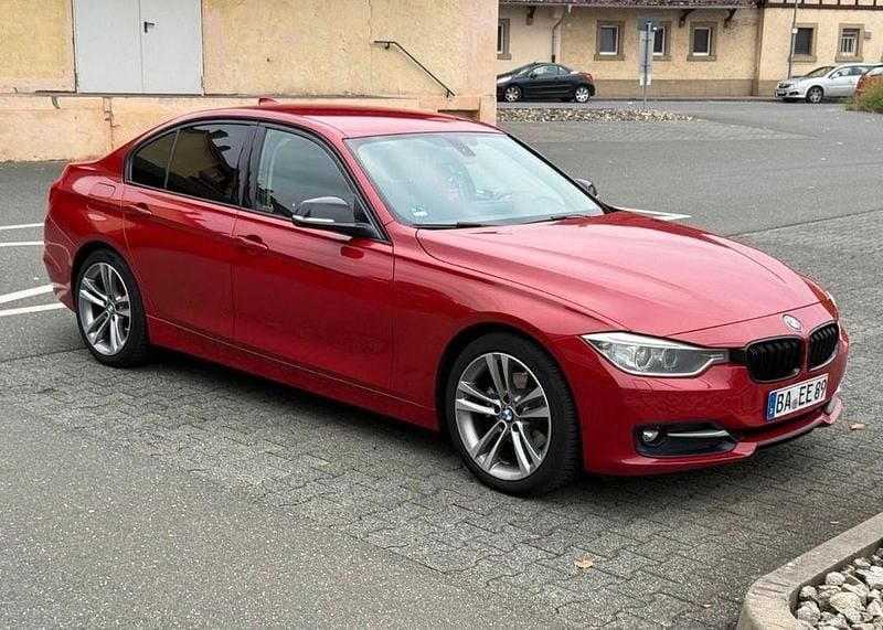 Rot Gebraucht 2013 BMW 320 Sport Line Limousine | 11.850 € (Teuer) - Bild 1/4