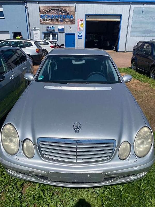 Brillantsilber metalliclack Gebraucht 2003 Mercedes E240 Limousine | 3.899 € (Superpreis) - Bild 1/4