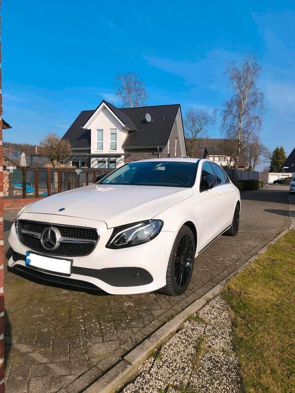 Weiß Gebraucht 2018 Mercedes E200 Limousine | 23.000 € (Superpreis) - Bild 1/4