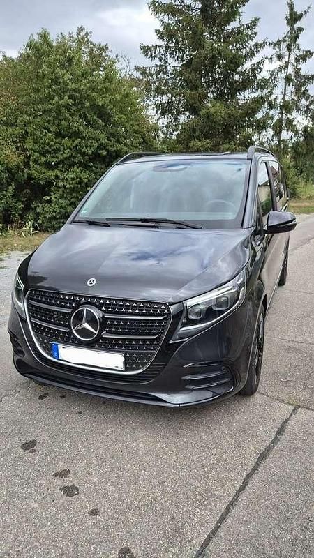 Grau Gebraucht 2024 Mercedes V300 Style Van / Kleinbus | 69.000 € (Fairer Preis) - Bild 1/4