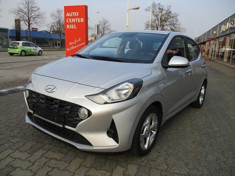 Silber (metallic) Gebraucht 2023 Hyundai i10 Essential Kleinwagen | 11.990 € (Guter Preis) - Bild 1/4