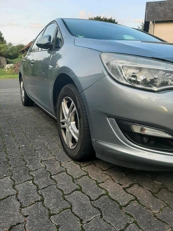 Silber Gebraucht 2013 Opel Astra Kleinwagen | 4.490 € (Fairer Preis) - Bild 1/4