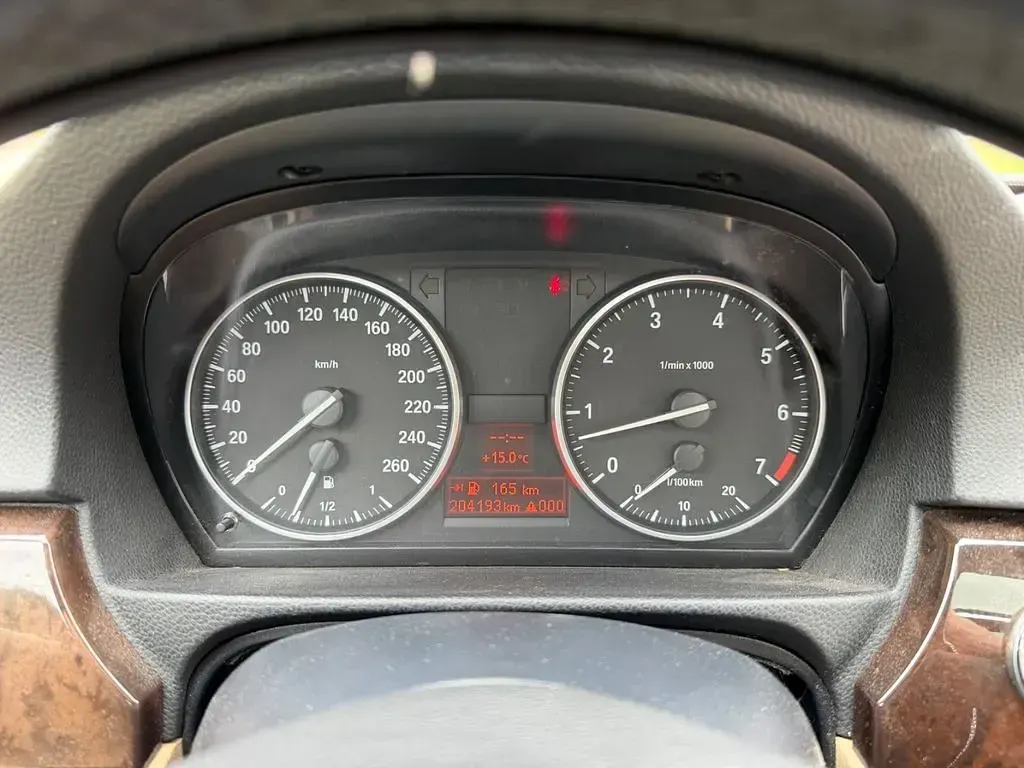 Gebraucht BMW 318 143 PS (105 kW) 2010 Schwarz Limousine