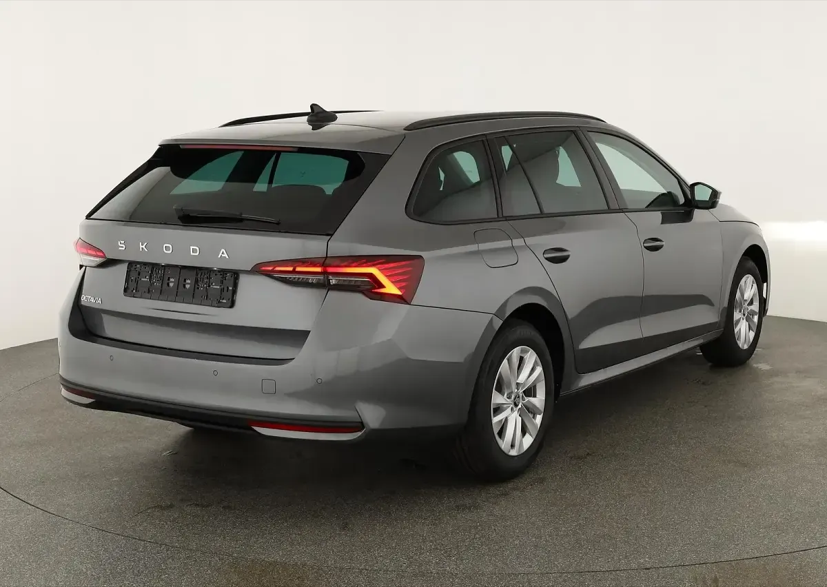 Neu Skoda Octavia Selection 150 PS (110 kW) 2026 Stahl grau Kombi