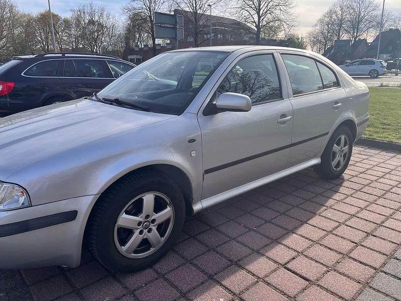 Używany Skoda Octavia Classic 75 KM (55 kW) 2001 Srebrny Sedan/Limuzyna