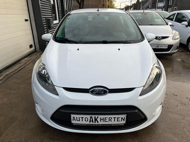 Gebraucht Ford Fiesta 60 PS (44 kW) 2011 Weiß Kleinwagen