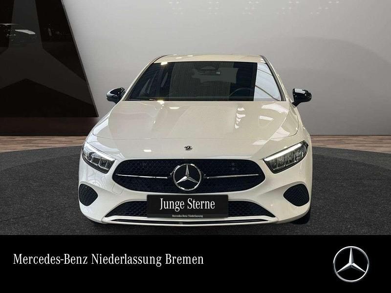 Weiß Gebraucht 2024 Mercedes A180 Advanced Limousine | 27.590 € (Fairer Preis) - Bild 1/3