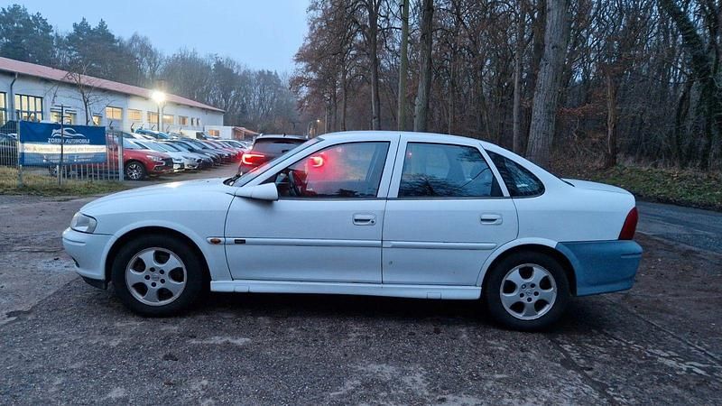 Gebraucht Opel Vectra Edition 101 PS (74 kW) 1999 Weiß Limousine