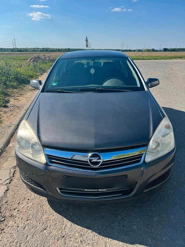 Grün Gebraucht 2009 Opel Astra Limousine | 1.200 € (Superpreis) - Bild 1/4
