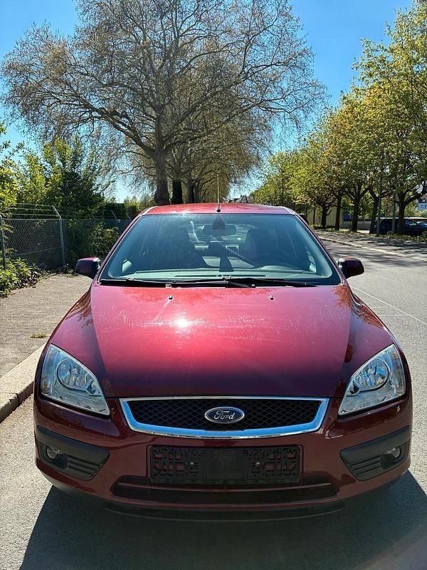 Gebraucht Ford Focus Ghia 101 PS (74 kW) 2005 Rot Limousine