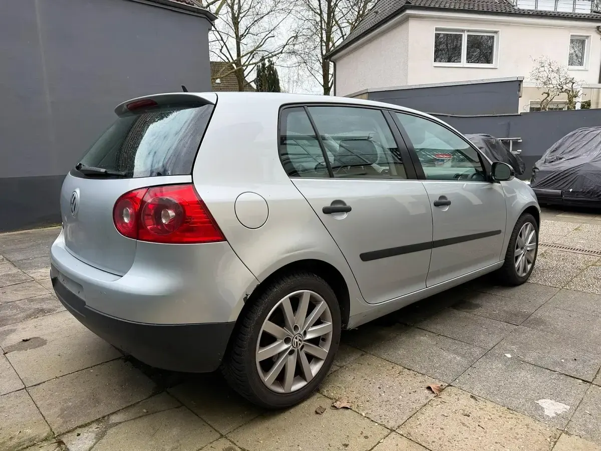 Gebraucht VW Golf V 105 PS (77 kW) 2006 Silber Kleinwagen