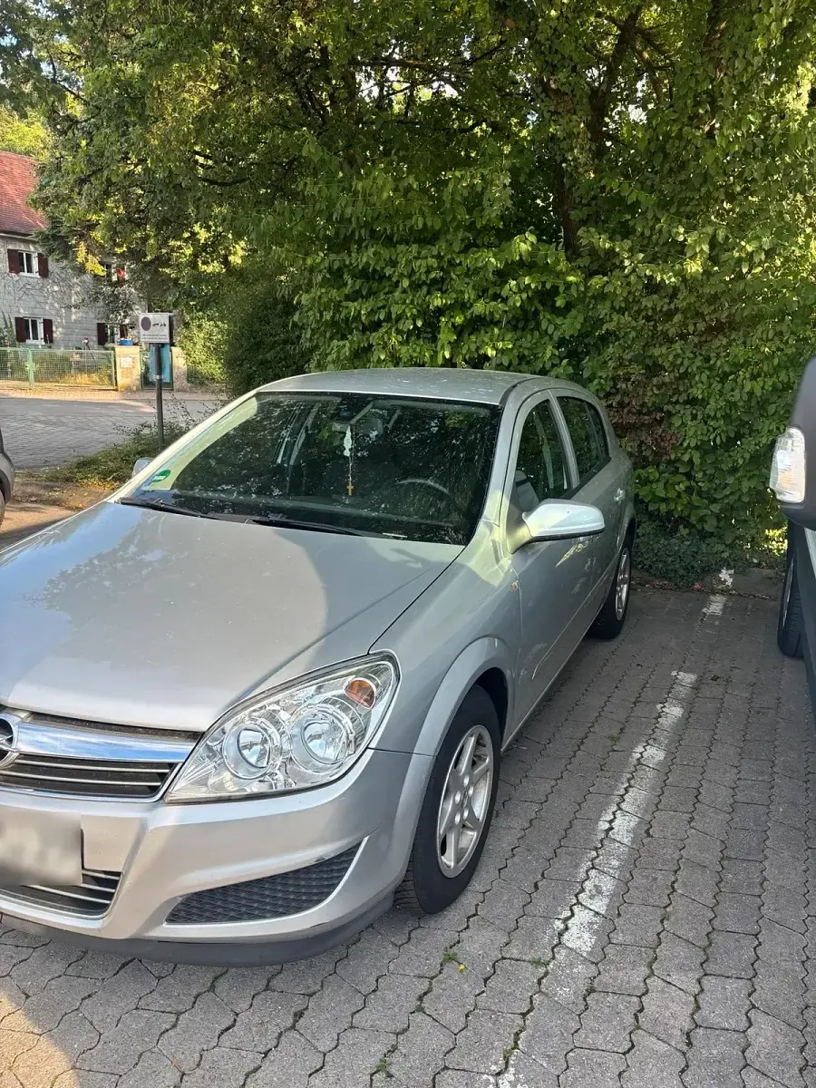 Gebraucht Opel Astra 90 PS (66 kW) 2010 Silber Limousine