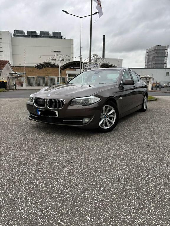 Braun Gebraucht 2013 BMW 525 Luxury Line Limousine | 14.449 € (Guter Preis) - Bild 1/4
