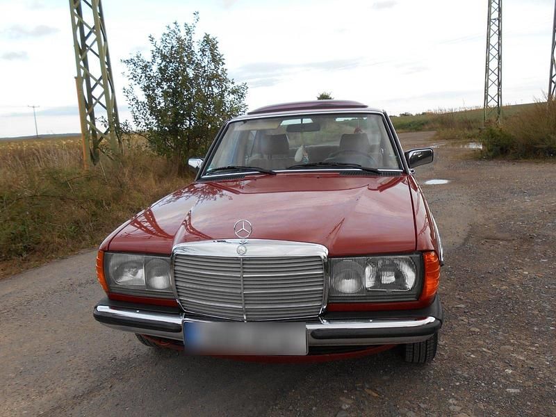 Gebraucht Mercedes 200 109 PS (80 kW) 1982 Orange Limousine