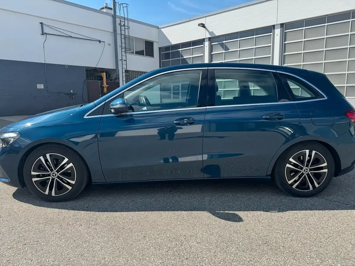 Gebraucht Mercedes B200 Advanced 163 PS (119 kW) 2023 Blau Kleinwagen