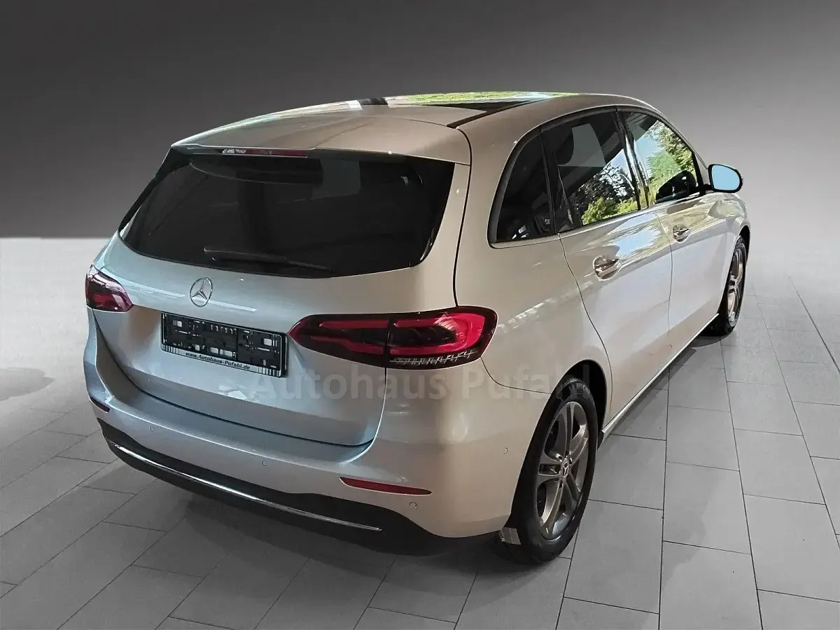 Gebraucht Mercedes B180 Style 136 PS (100 kW) 2019 Iridium silber Kleinwagen