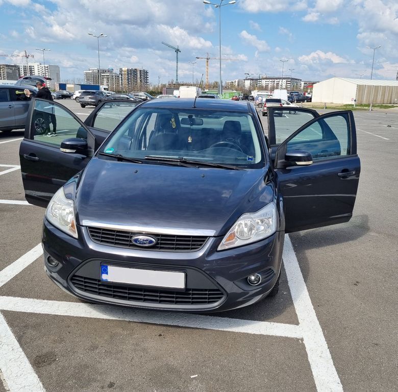 Grau Gebraucht 2009 Ford Focus Style Limousine | 4.200 € (Fairer Preis) - Bild 1/4