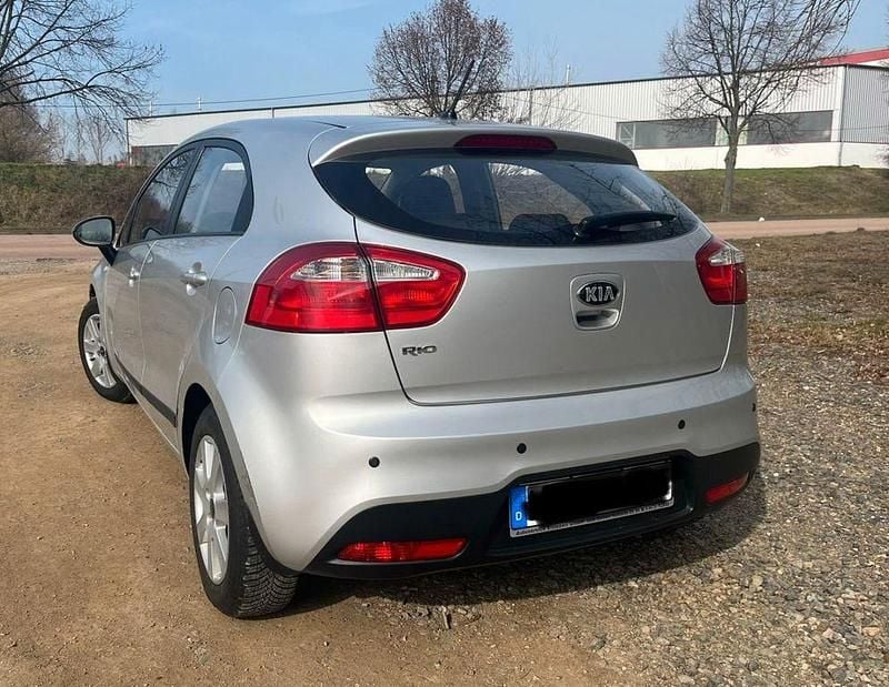 Gebraucht Kia Rio 86 PS (63 kW) 2014 Silber Limousine