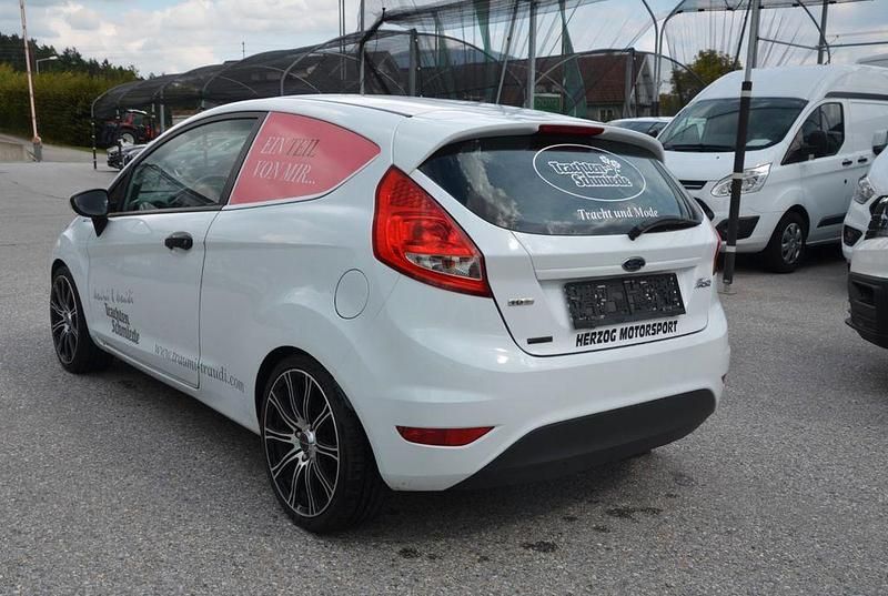 Gebraucht Ford Fiesta 68 PS (50 kW) 2010 Weiß Kleinwagen