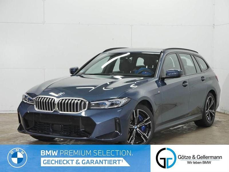 Arctic race blue Gebraucht 2025 BMW 330e M Sport Kombi | 49.970 € (Fairer Preis) - Bild 1/4