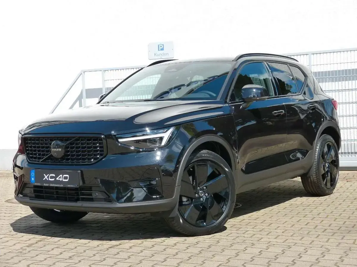 Gebraucht Volvo XC40 Plus 163 PS (119 kW) 2025 Onyx black / metallic SUV