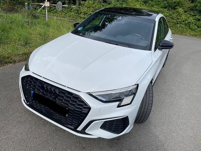 Weiß Gebraucht 2020 Audi A3 Ambiente Limousine | 29.290 € (Teuer) - Bild 1/4