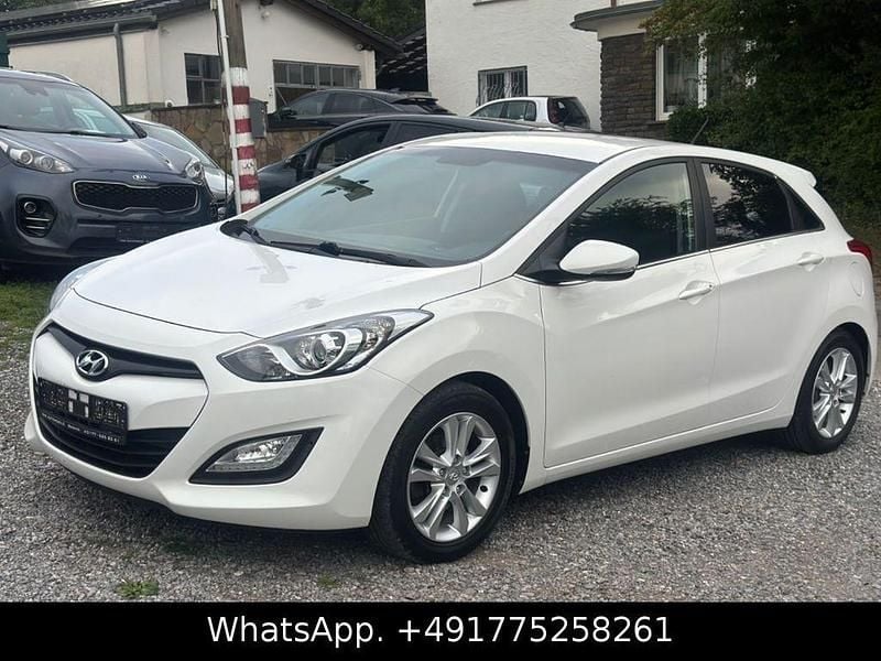 Weiß Gebraucht 2013 Hyundai i30 Style Limousine | 4.999 € (Guter Preis) - Bild 1/4