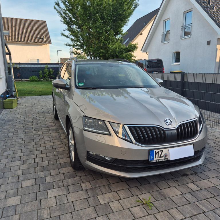Grau Gebraucht 2018 Skoda Octavia Style Kombi | 16.799 € (Etwas zu teuer) - Bild 1/4