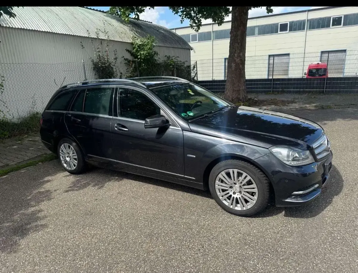 Gebraucht Mercedes C180 156 PS (114 kW) 2011 Schwarz Kombi
