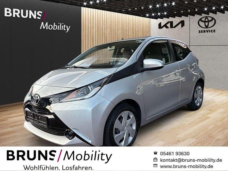 Silber Gebraucht 2016 Toyota Aygo Kleinwagen | 8.690 € (Fairer Preis) - Bild 1/4