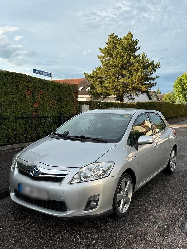 Silber Gebraucht 2010 Toyota Auris Hybrid Limousine | 6.900 € (Etwas zu teuer) - Bild 1/4