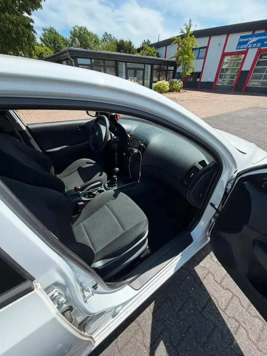 Gebraucht Hyundai i30 101 PS (74 kW) 2011 Weiß Kleinwagen