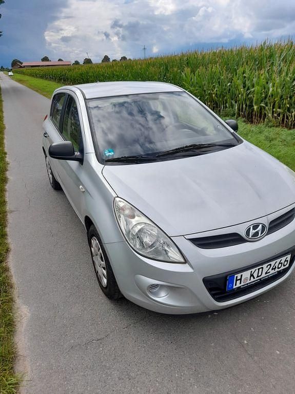 Schwarz Gebraucht 2010 Hyundai i20 Classic Limousine | 4.199 € (Fairer Preis) - Bild 1/4