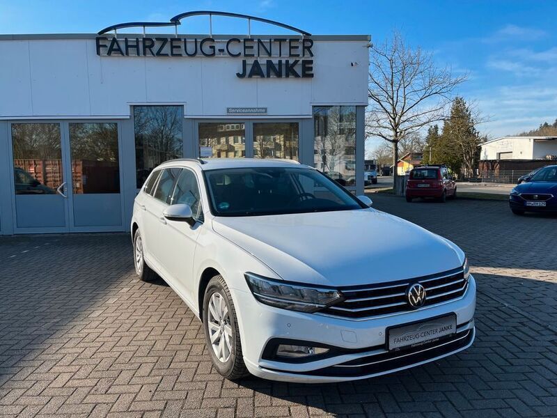 Weiß Gebraucht 2022 VW Passat Business Kombi | 27.840 € (Etwas zu teuer) - Bild 1/4
